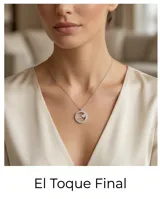 Collar de plata 925 con dije circular adornado con circonias en el borde y un diseño central de ritmo cardíaco con un corazón.