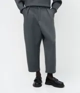 Pantalón de sastrería masculino corte balloon, color gris, confeccionado en tejido scuba pesado con pinzas frontales y pretina con pasacintos.