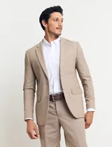 Ambo de dos piezas color tostado, compuesto por un saco entallado de dos botones y pantalón de vestir de corte recto.