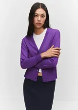 Cardigan de punto fino color violeta, con cuello en V, manga larga y cierre frontal con botones al tono.