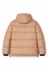 Campera puffer con capucha, color gris oscuro, con cierre frontal y botones a presión. Cuenta con dos bolsillos superiores con solapa y dos bolsillos inferiores amplios con solapa, además de puños elásticos.