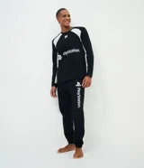 Pijama masculino compuesto por remera de manga larga con cuello redondo y pantalón largo tipo jogger. El conjunto presenta un diseño en color negro con detalles en blanco y estampados oficiales de la marca PlayStation.