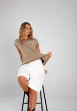 Blusa de tejido de punto a rayas horizontales, con cuello redondo y diseño holgado oversize.