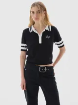 Remera tejida tipo polo, color rojo, con cuello azul marino y rayas blancas. Tiene botones frontales, largo cropped y mangas cortas con franjas azules.