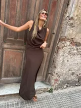 Falda larga marrón de corte recto y fluido, confeccionada en viscosa y elastano, con pretina frontal lisa y elástico trasero.