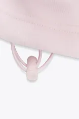 Pantalón de felpa de tiro alto con cintura elástica y corte recto. Cuenta con bolsillos laterales ocultos en la costura y bajo ajustable con cordón elástico y stoppers.