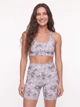 Short tipo biker de tiro alto con estampado camuflado en tonos grises, rosados y verdes claros.