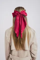 Broche para el cabello con forma de moño grande color fucsia.