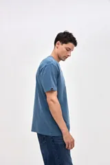 Remera de algodón con efecto lavado, manga corta y cuello redondo. Presenta un estampado central con diseño de estrella y detalles desgastados.