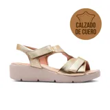 Sandalia casual de cuero negro con plataforma corrida, tiras cruzadas y ajuste mediante cierre adherente. Plantilla acolchada en tono suela.