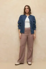 Pantalón de lino color verde, de tiro alto, con bolsillos en el frente y atrás, y corte recto.