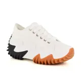 Championes urbanos Champion, color blanco con detalles en negro y suela marrón con diseño dentado.