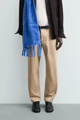 Pantalón chino de corte regular fit, confeccionado en tejido de algodón con elasticidad. Presenta bolsillos frontales, bolsillos traseros de vivo y cierre frontal con cremallera y botón.
