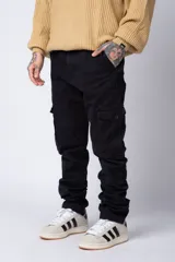 Pantalón cargo de corte recto y estilo urbano, color negro, con bolsillos laterales tipo cargo con solapa y cierre de botón.