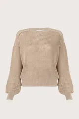 Sweater de punto color taupe, con cuello redondo, mangas largas abullonadas y puños ajustados. Presenta un tejido de punto grueso con textura.