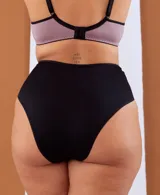 Bombacha de tiro alto confeccionada en lycra color blanco, con fundillo de algodón.