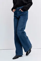 Pantalón de jean azul oscuro con diseño de tiro alto y silueta ancha tipo wide leg, con bolsillos clásicos y costuras pespunteadas.