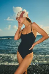 Entero negro de lycra texturada, con escote recto, breteles regulables y bombacha vedetina.