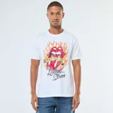 Camiseta blanca de manga corta con estampado frontal de la icónica lengua y labios de The Rolling Stones rodeada de llamas, con una cinta que dice "Tattoo You" y el nombre de la banda en tipografía manuscrita.