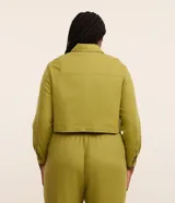 Campera corta verde militar de viscolino, con cuello inglés, bolsillos frontales con solapa, mangas largas y cierre frontal de botones.