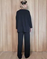 Pantalón de hilo con textura acanalada, de corte recto y holgado, con cintura elástica. Presenta un diseño cómodo y versátil en color beige.