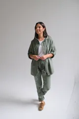 Campera verde militar con capucha, cierre frontal y mangas tres cuartos con detalle de ajuste.