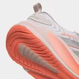 Championes de running Adidas Supernova Ease 2, color lila con detalles en naranja. Presentan un empeine de malla técnica ligera, lengüeta acolchada y mediasuela con tecnología DREAMSTRIKE para mayor amortiguación.