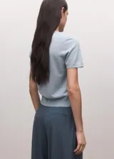 Chaleco de lana 100% en color celeste con cuello en V, de diseño clásico y versátil.