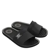 Sandalias tipo slide Cartago modelo Arizona, color negro con detalle de logo en la tira superior. Presentan una base texturizada para mayor comodidad y suela antideslizante.