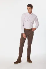 Pantalón de vestir azul marino, de corte recto, con bolsillos laterales y traseros. Se ajusta a la cintura con cinturón de cuero marrón.