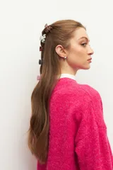 Set de broches para el pelo de diferentes colores.