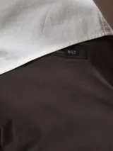 Pantalón de gabardina azul marino, corte slim fit, con bolsillos laterales y traseros.