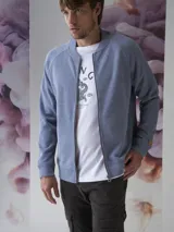 Campera bomber azul de micropolar con cierre completo.
