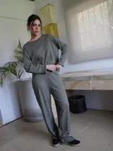 Pantalón negro de tejido acanalado (ribbed), tiro alto con cintura ancha y pierna recta.