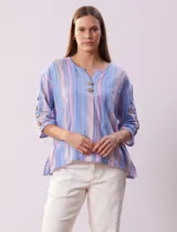 Blusa de algodón con diseño de rayas verticales en tonos azul, rosado y amarillo, escote en V con botones de madera, y mangas cortas con detalles de botones en los laterales.