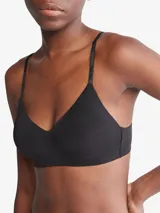 Sostén negro ligeramente forrado de Calvin Klein, con escote en V, tirantes ajustables con logo impreso y diseño sin aros.