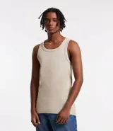 Musculosa masculina de cuello redondo, confeccionada en tejido acanalado de algodón con mezcla de poliéster y elastano. Diseño básico sin estampa, ideal para uso diario.