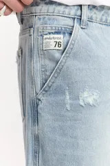 Bermuda de jean estilo baggy, color azul oscuro, con silueta amplia y largo por debajo de la rodilla, confeccionada en 100% algodón.