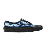 Championes Vans modelo Authentic 44 DX en colaboración con Alva Skates. Presentan un diseño de estampado gráfico con efecto degradado en tonos azules y blancos, con detalles en negro. Cuentan con suela de goma negra y cordones al tono.