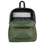 Mochila Jansport Superbreak Plus color verde militar con logo de la marca en azul y rojo. Cuenta con un compartimento principal con cierre, un bolsillo frontal con cierre y un asa de mano en la parte superior.
