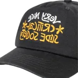 Gorra negra Critical Slide con visera curva y bordado frontal con texto y flores en tonos blanco y amarillo.