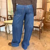 Pantalón jean de corte wide leg y tiro medio, en tono azul clásico con costuras en contraste.