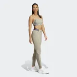 Calzas deportivas ajustadas color verde oliva, con cintura ancha gris oscuro y tres franjas verticales grises oscuras en la parte inferior de la pierna.