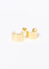 Aros tipo argolla anchos con baño de oro 18k, hipoalergénicos.