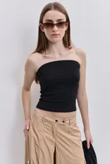 Top strapless negro de calce ajustado, con escote recto y largo a la cintura.
