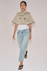 Jeans de tiro medio con corte slim leg, confeccionados en denim de lavado claro. Presentan diseño clásico de cinco bolsillos, cierre frontal con cremallera y botón, y cintura con trabillas.