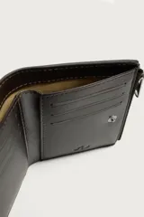 Billetera y monedero de piel, color marrón oscuro, con compartimento principal para billetes, ranuras para tarjetas y cierre lateral con cremallera.