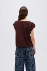 Remera sin mangas verde militar de viscosa, con cuello redondo a la base y diseño holgado.