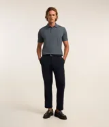 Camisa polo masculina de manga corta, confeccionada en tejido técnico de poliamida con elastano. Presenta cuello inglés con cierre de botones y diseño liso en color marrón, con tecnología de secado rápido y confort térmico.