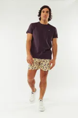 Short de baño azul con franjas horizontales en celeste y azul claro. Cuenta con cintura elástica ajustable con cordón, dos bolsillos laterales y uno trasero.